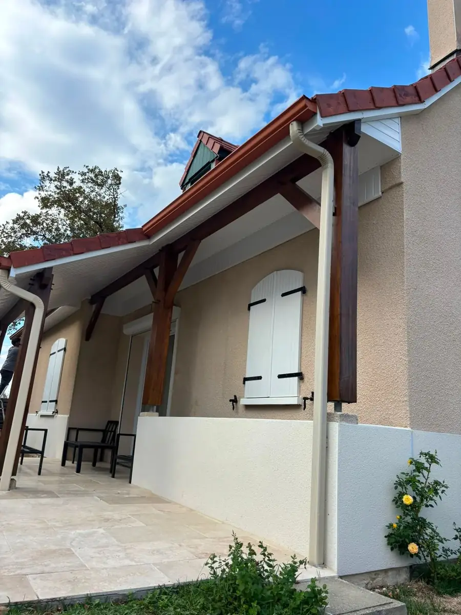 Rénovation d'avancée de toiture et sous-face en lambris blanc : après travaux