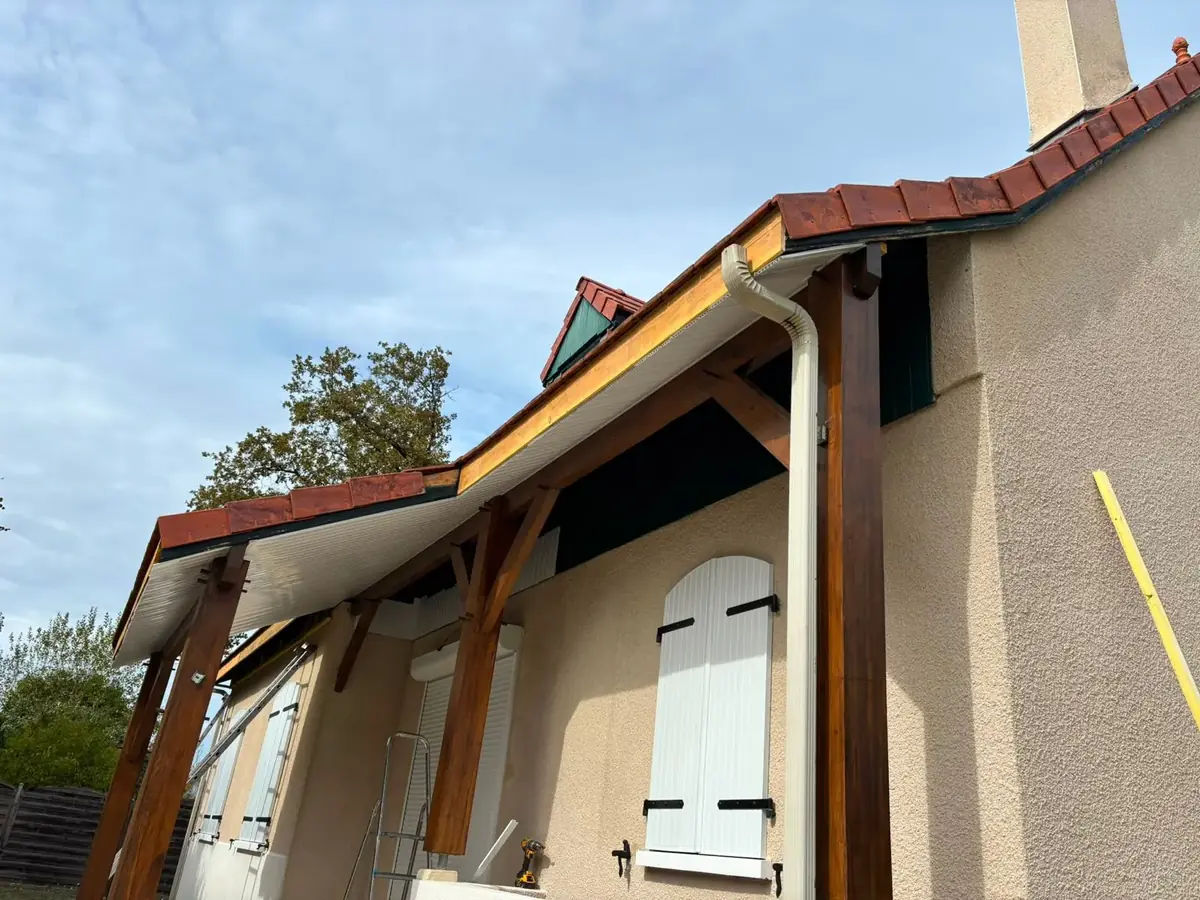 Rénovation d'avancée de toiture et sous-face en lambris blanc : pendant les travaux