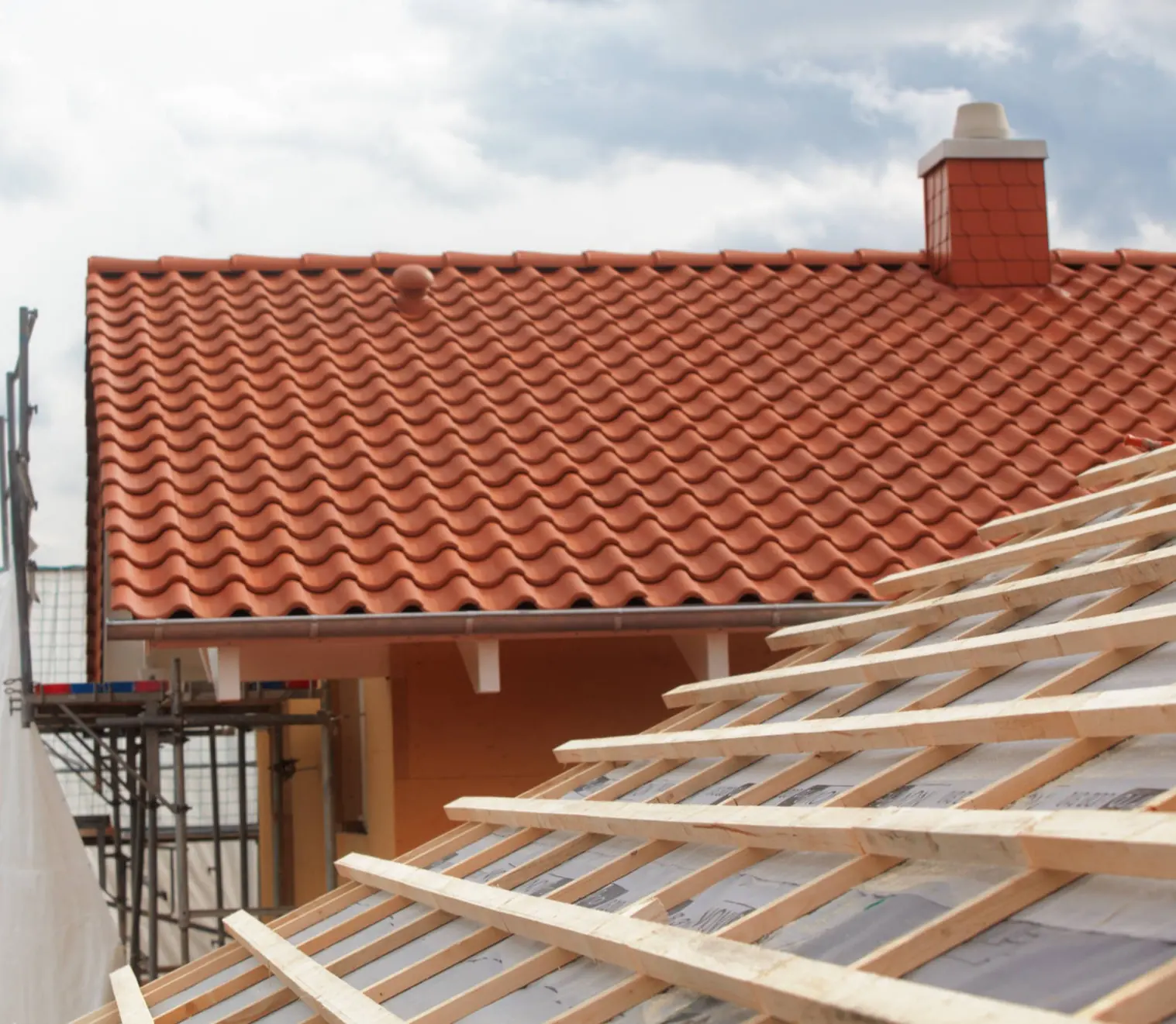 Rénovation complète de toiture : liteaux neufs et pose de tuiles